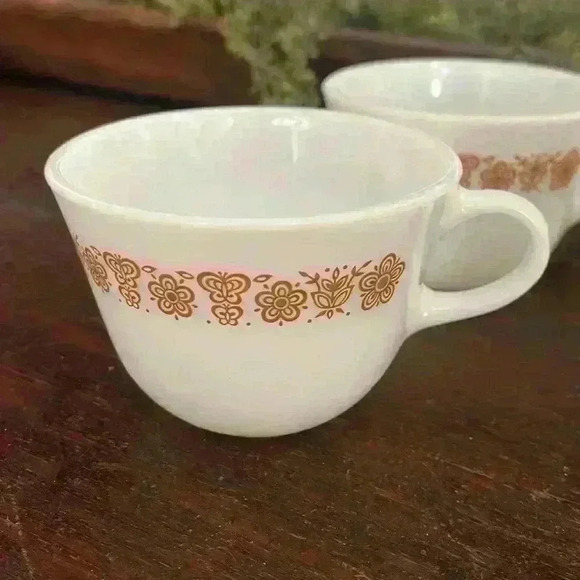 Set of VTG PYREX BUTTERFLY GOLD 1410 MILK GLASS 4Coffee Tea Mugs & 1 Creamer - Picture 3 of 5